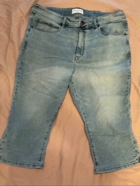 Lane Bryant Light Wash Relaxed Denim capris size 18